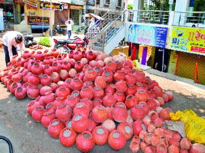 Malegaon: Melon and melon have increased for the purchase of Akshaya Trutiya | अक्षय्य तृतीयेच्या खरेदीसाठी गर्दी मालेगाव : खरबूज, आंब्याचे भाव वाढले