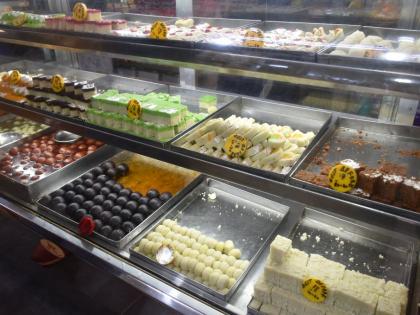 Best Before sticker on dessert tray | मिठाईच्या ताटात बेस्ट बिफोरचे स्टीकर