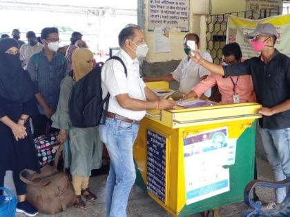 Railway passengers had health check-ups | रेल्वे प्रवाशांची होते आरोग्य तपासणी