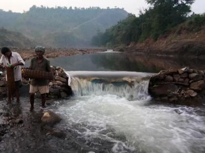 Beginning of natural fishing in Satpudya | सातपुडय़ात नैसर्गिक मासेमारीला सुरूवात Beginning of natural fishing in Satpudya | सातपुडय़ात नैसर्गिक मासेमारीला सुरूवात