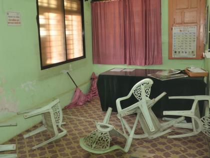 नगरसेविका पुत्राची पालिकेत तोडफोड