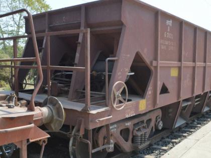 A train wrecks havoc on the railway tracks .. | मालगाडीचा एक डबा रेल्वे रुळावरुन घसरला..