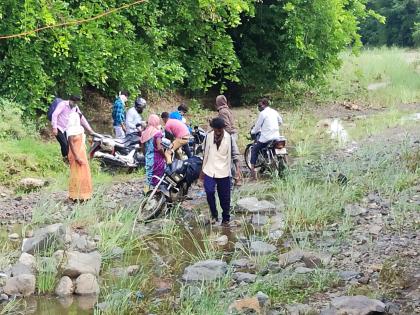 Motorists exercise as bridge work continues | पुलाचे काम सुरू असल्याने वाहनधारकांची कसरत