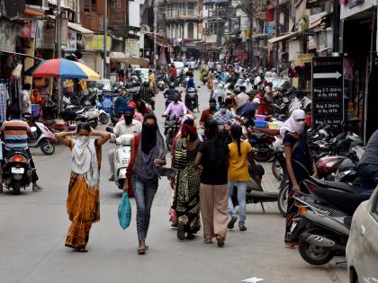 Crowds of customers on the mainroad, ignoring the distance | डिस्टन्सकडे दुर्लक्ष करीत मेनरोडला ग्राहकांची गर्दी