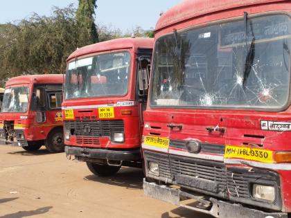  An angry mob stabbed a bus after the death of two-wheeler | दुचाकीस्वाराच्या मृत्यूनंतर संतप्त जमावाची बसेसवर दगडफेक