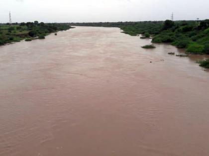 Heavy rains in Parbhani district; Dhalegaon, Khadka bunds filled | परभणी जिल्हाभरात जोरदार पाऊस; ढालेगाव, खडका बंधारे भरले