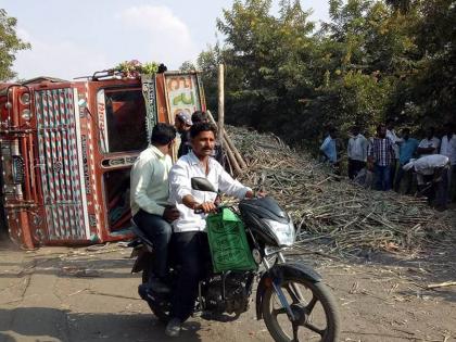 Traffic disrupted as trucks overturned | उसाचा ट्रक उलटल्याने वाहतूक विस्कळीत