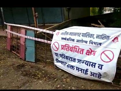 Dissatisfied with the clearing of the road by the relatives of the Corona victims | कोरोनाबाधिताच्या नातेवाइकांनीच रस्ता मोकळा केल्याने नाराजी