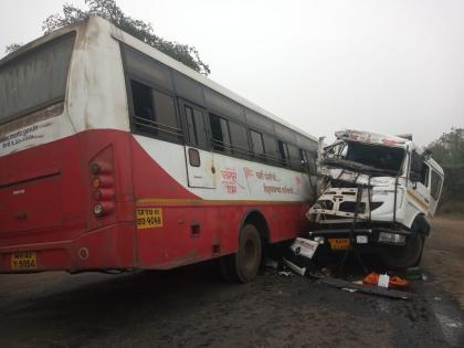 Two critically injured in bus-container accident | तरसाळी फाट्यावर बस-कंटेनर अपघातात दोन गंभीर जखमी