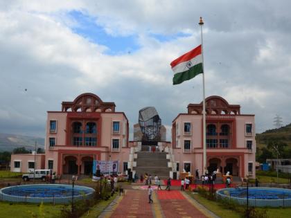 The first hundred feet flag in Satara district is a matter of pride - Eknath Shinde | सातारा जिल्ह्यात पहिला शंभर फुटी ध्वज ही अभिमानाची बाब - एकनाथ शिंदे