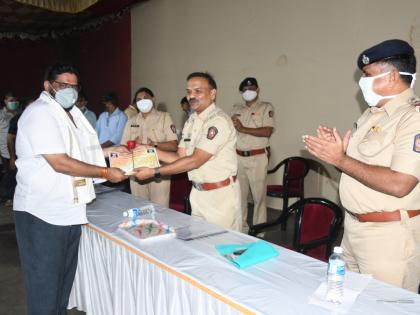 Coronavirus News: Thane Police honors social workers during lockdown | Coronavirus News: लॉकडाऊन काळात समाजकार्य करणाऱ्यांचा ठाणे पोलिसांनी सन्मान