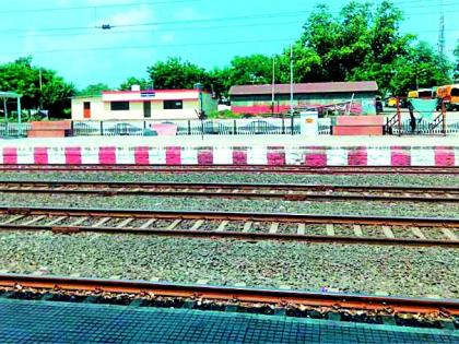 The railway station's traveler without a traveler | रेल्वे स्थानकाचा फलाट प्रवासी निवाऱ्याविना