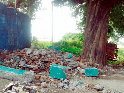 The encroached encroachment of the road was removed by the construction department | रस्त्याच्या दुतर्फा केलेले अतिक्रमण बांधकाम विभागाने हटविले