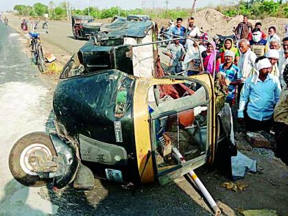 Women die in a truck-auto accident | ट्रक-आॅटो अपघातात महिला ठार