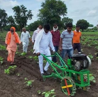 Farmer realizes farm implements | शेतकऱ्याने साकारले शेतोपयोगी यंत्र