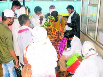 Fudge of physical distance at the bus stand | बसस्थानकात फिजिकल डिस्टन्सिंगचा उडाला फज्जा Fudge of physical distance at the bus stand | बसस्थानकात फिजिकल डिस्टन्सिंगचा उडाला फज्जा