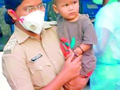 When the baby who lost Corona enters the police ... | कोरोनाला हरविणारे बाळ जेव्हा पोलिसाच्या कवेत शिरते...