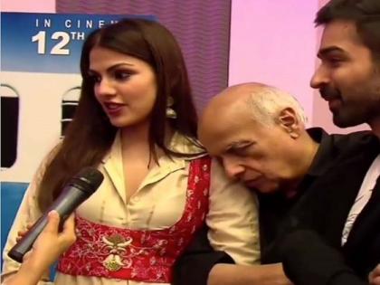 Video: Rhea Chakraborty's old video goes viral, people are shocked to see Mahesh Bhatt's action | Video: रिया चक्रवर्तीचा जुना व्हिडिओ होतोय व्हायरल, महेश भट यांची कृती पाहून भडकले लोक