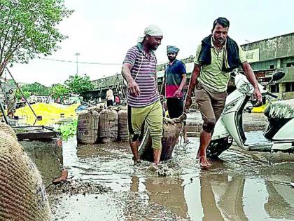 Punchnama of soaked agricultural commodities in the market committee | बाजार समितीत भिजलेल्या शेतमालाचे पंचनामे करा