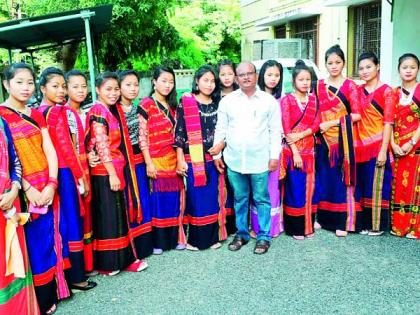 Father's 'affection' for 150 orphaned, destitute girls | १५० अनाथ, निराधार मुलींना बापाचा ‘जिव्हाळा’