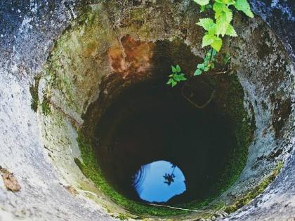 As life became difficult, the four jumped into the well for suicide but, | जगणं कठीण झालं म्हणून 'त्या' चौघांनी आत्महत्या करण्यासाठी विहिरीत उडी मारली,पण...