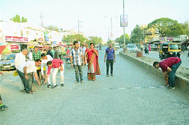 The road is good; The encroachment covers | रस्ता तसा चांगला; अतिक्रमणाने व्यापला