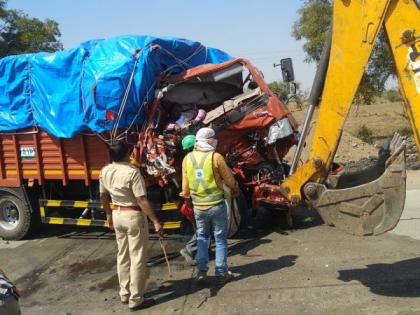 Three vehicles dashed on Wardha-Nagpur highway; One killed and both injured | वर्धा-नागपूर महामार्गावर तीन वाहनांची धडक; एक ठार, दोघे जखमी