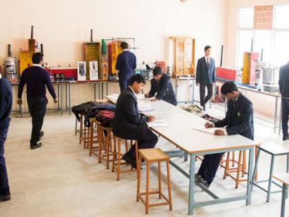 Practical exams disturbed due to corona | प्रात्यक्षिकांच्या ‘टेक्निक’चे ‘ऑनलाइन’मुळे गणित बिघडले? Practical exams disturbed due to corona | प्रात्यक्षिकांच्या ‘टेक्निक’चे ‘ऑनलाइन’मुळे गणित बिघडले?