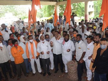 Congress, Shiv Sena on the streets against the Center | केंद्राच्या विरोधात कॉँग्रेस, शिवसेना रस्त्यावर