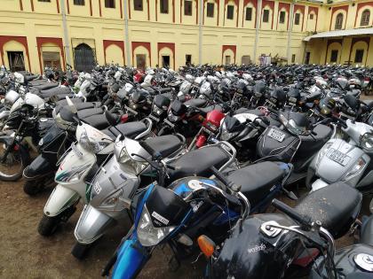 Violation of Corona restrictions, fine of over one and a half thousand vehicles | कोरोना निर्बंधांचे उल्लंघन, दीड हजारावर वाहनांना दंड