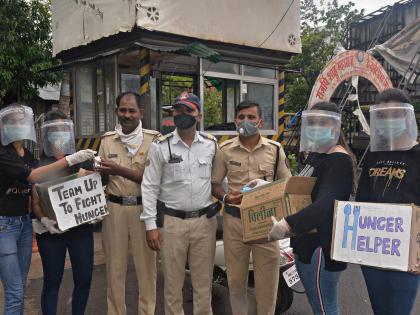 Grass to the hungry by Hunger Helper, an initiative of four college girls in the city | हंगर हेल्परकडून भुकेलेल्यांना घास,शहरातील चार महाविद्यालयीन युवतींचा उपक्रम