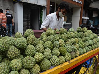 The arrival of custard apple increased, the market also turned yellow papaya | सीताफळांची आवक वाढली, पिवळ्याधमक पपईंनीही फुलला बाजार