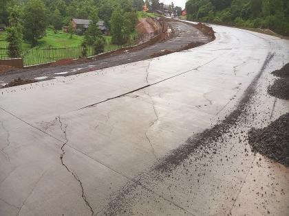 Mumbai Goa National Highway four lane flyover part collapsed | मुंबई-गोवा राष्ट्रीय महामार्ग चौपदरीकरणातील उड्डाण पुलाचा भाग खचला, अपघाताची भीती