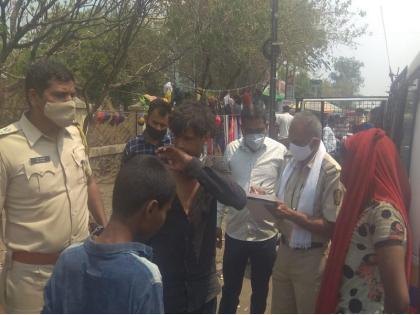 The women was to jump off the flyover; Survived due to the vigilance of the police and citizens | पतीसोबत वाद झाल्याने विवाहिता उड्डाणपुलावरून घेणार होती उडी; पोलीस, नागरिकांच्या सतर्कतेमुळे वाचले प्राण