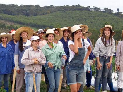 Village from Brazil where women not able to find their groom | सुंदर आणि हॉट असूनही येथील तरूणींना मिळत नाहीये नवरदेव, वाट बघून बघून थकल्या!