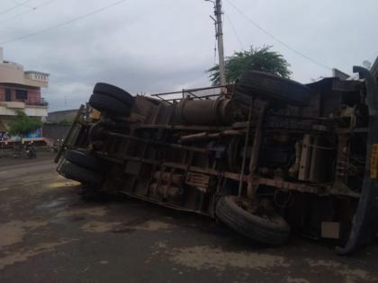 One killed as truck overturns | ट्रक पटली होवुन एकाचा मृत्यू