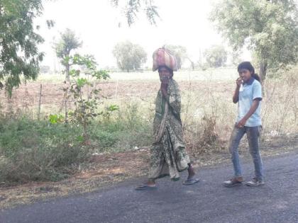 Lockdown: 20km walk for one thousand rupees | लॉकडाउन : एक हजार रुपयांसाठी २० किमीची पायपीट