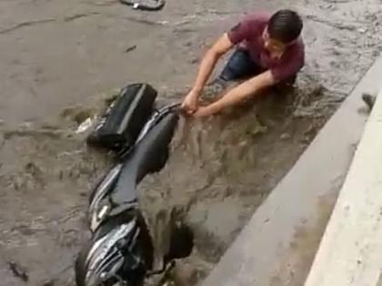 Clouds in Shirajgaon town in Amravati district? The bikes on the road carry past | अमरावती जिल्ह्यातील शिरजगाव कसब्यात ढगफुटी? रस्त्यावरील दुचाकी गेल्या वाहून