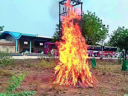 There is no road to the crematorium; The funeral before the bus stand | स्मशानभूमीला रस्ताच नाही; बसस्थानकासमोर अंत्यसंस्कार