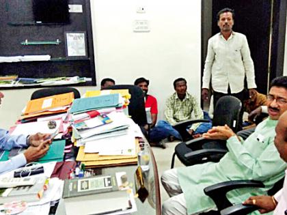 In exchange for the cost of the supervisor's house | मोबदल्यासाठी उपवनसंरक्षकांच्या दालनात ठिय्या In exchange for the cost of the supervisor's house | मोबदल्यासाठी उपवनसंरक्षकांच्या दालनात ठिय्या