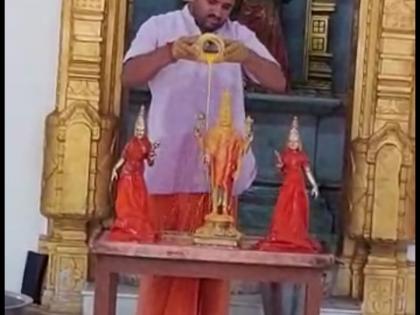 Amar Abhishek on the statue of Bhaktavatsal Balaji temple | भक्तवत्सल बालाजी मंदिरामध्ये मुर्तीवर आम्र अभिषेक