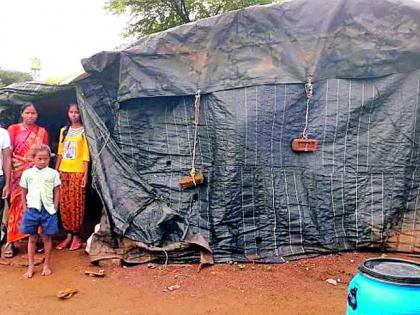Many still live in dangerous huts due to lack of shelter | घरकुलाअभावी अनेकांचे आजही धोकादायक झोपडीत वास्तव्य Many still live in dangerous huts due to lack of shelter | घरकुलाअभावी अनेकांचे आजही धोकादायक झोपडीत वास्तव्य