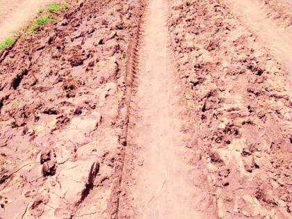 Even after seven decades of independence, the road of soil | स्वातंत्र्याच्या सात दशकानंतरही मातीचा रस्ता