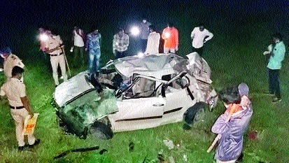 Nine injured in car overturn in Khadakjamba Shivara | खडकजांब शिवारात कार उलटून नऊ जखमी