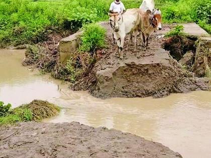 The paving road of Kapangaon was carried away | कापनगावचा पांदण रस्ता वाहून गेला The paving road of Kapangaon was carried away | कापनगावचा पांदण रस्ता वाहून गेला