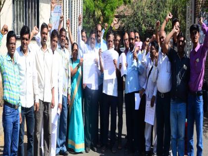 Protest in front of District Collector's Office of Teachers Council | शिक्षक परिषदेचे जळगाव जिल्हाधिकारी कार्यालयासमोर निदर्शने