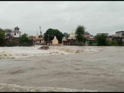 Heavy flooding of Hiwara river in Pachora city after midnight | पाचोरा शहरातील हिवरा नदीला मध्यरात्रीनंतर मोठा पूर