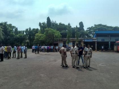 The burning of the statue of Ravite in Dapoli Agathe | एसटी कर्मचा-यांचं कामबंद आंदोलन : दापोली आगारात परिवहनमंत्र्यांच्या प्रतिकात्मक पुतळ्याचे दहन