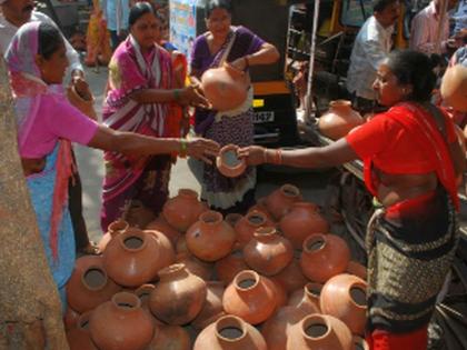 Due to the shopping on the eve of Akshaya Trutiya in Dhule, crowds | धुळ्यात अक्षय्य तृतीयेच्या पूर्वसंध्येला बाजारपेठेत खरेदीसाठी गर्दी