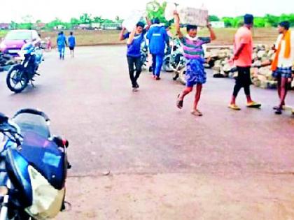Illegal traffic from Wangepalli bridge | वांगेपल्ली पुलावरून अवैध आवागमन Illegal traffic from Wangepalli bridge | वांगेपल्ली पुलावरून अवैध आवागमन
